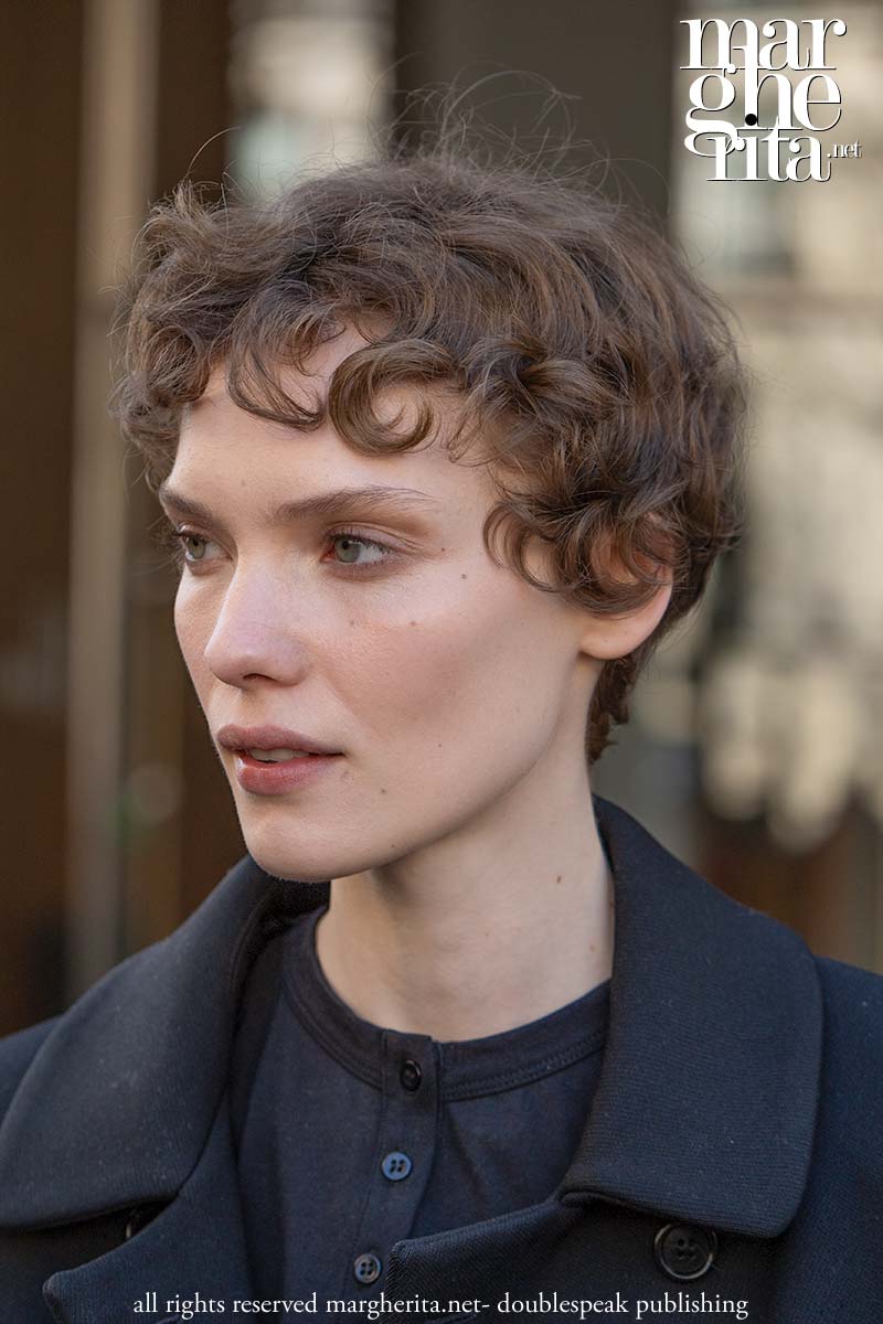 Questo corto pixie riccio è semplicemente irresistibile - Photo Charlotte Mesman