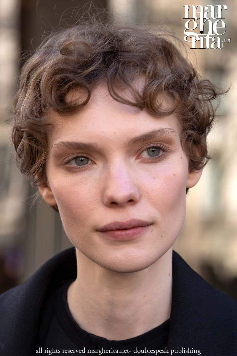 Questo corto pixie riccio è semplicemente irresistibile - Photo Charlotte Mesman