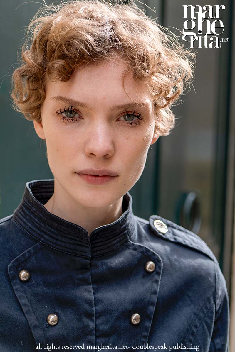 Questo corto pixie riccio è semplicemente irresistibile - Photo Charlotte Mesman