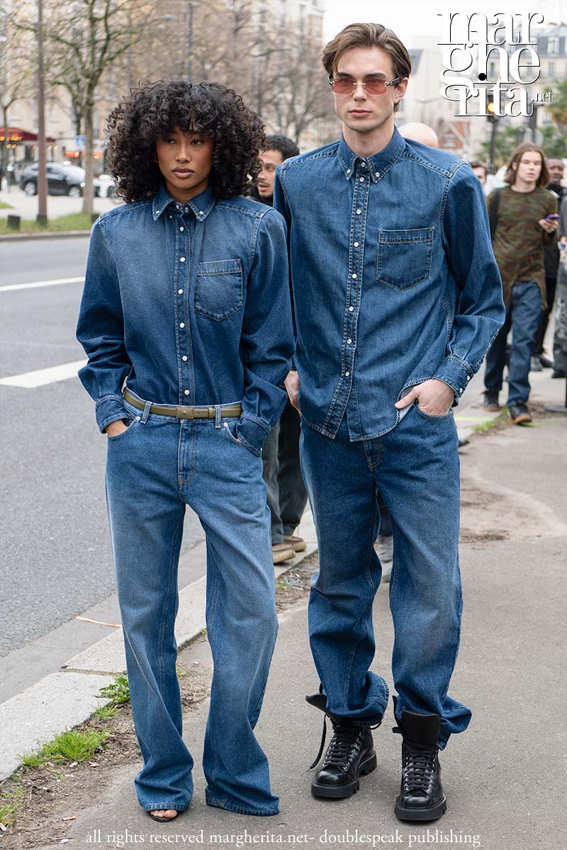 Total denim protagonista nelle tendenze moda primavera/estate 2026 - Photo Charlotte Mesman