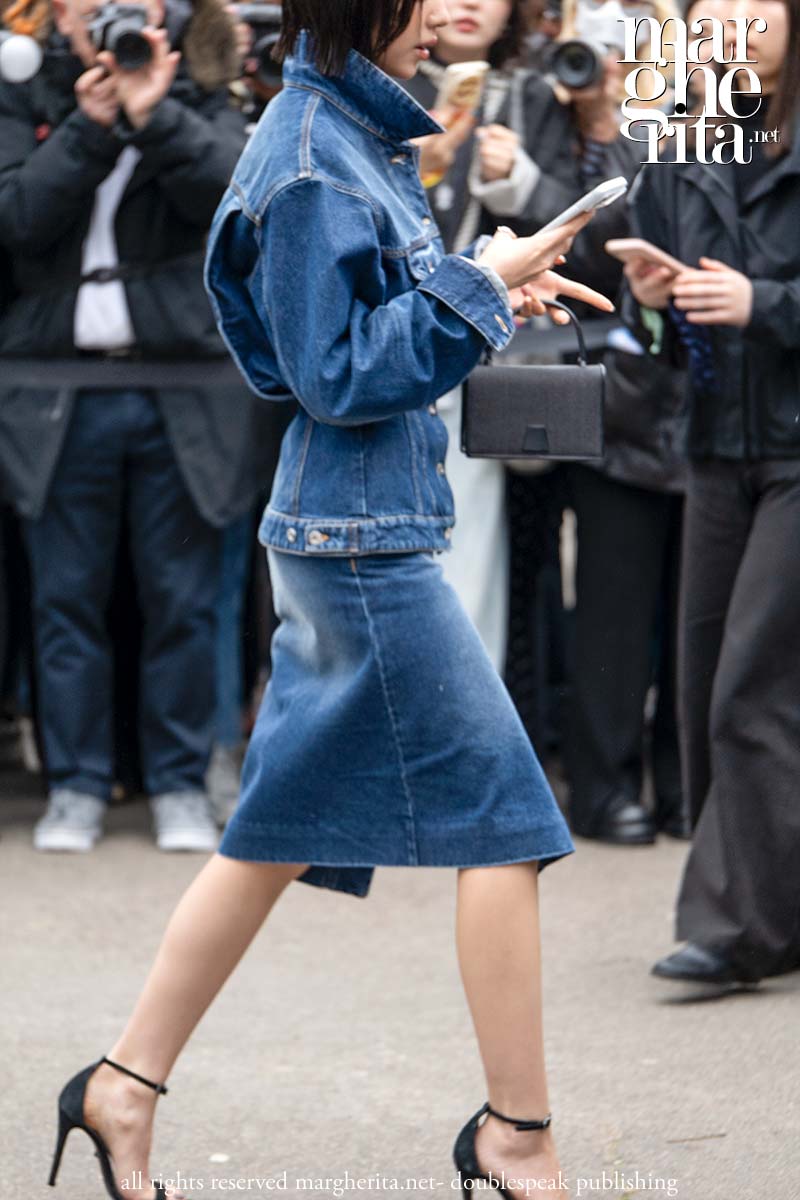 Total denim protagonista nelle tendenze moda primavera/estate 2026 - Photo Charlotte Mesman