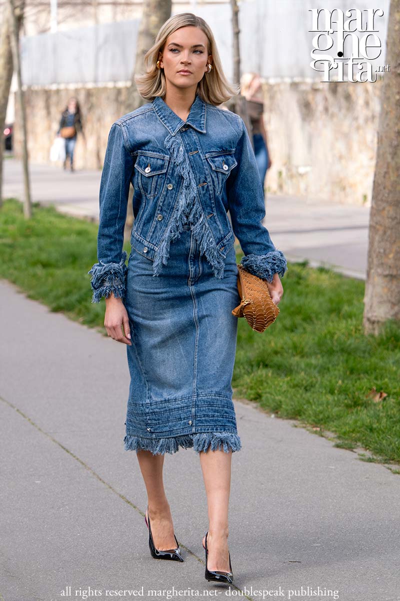 Total denim protagonista nelle tendenze moda primavera/estate 2026 - Photo Charlotte Mesman