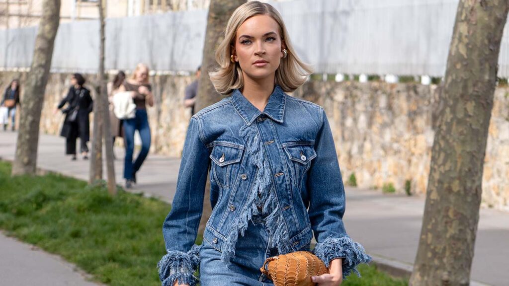 Total denim protagonista nelle tendenze moda primavera/estate 2026 - Photo Charlotte Mesman