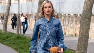 Total denim protagonista nelle tendenze moda primavera/estate 2026 - Photo Charlotte Mesman