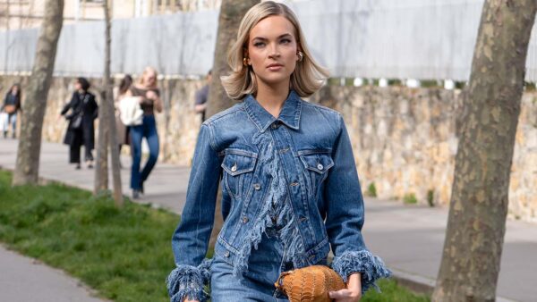 Total denim protagonista nelle tendenze moda primavera/estate 2026 - Photo Charlotte Mesman
