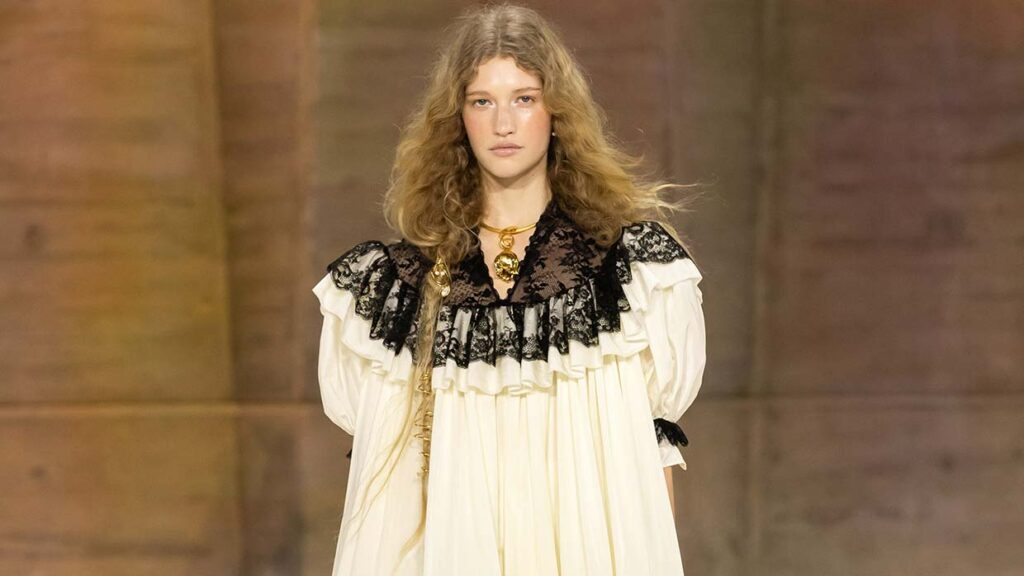 Capelli extra lunghi: la tendenza ribelle dell’autunno-inverno 2026/2027 - Photo courtesy of Chloé