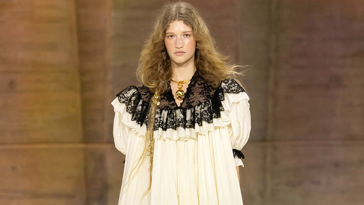 Capelli extra lunghi: la tendenza ribelle dell’autunno-inverno 2026/2027 - Photo courtesy of Chloé