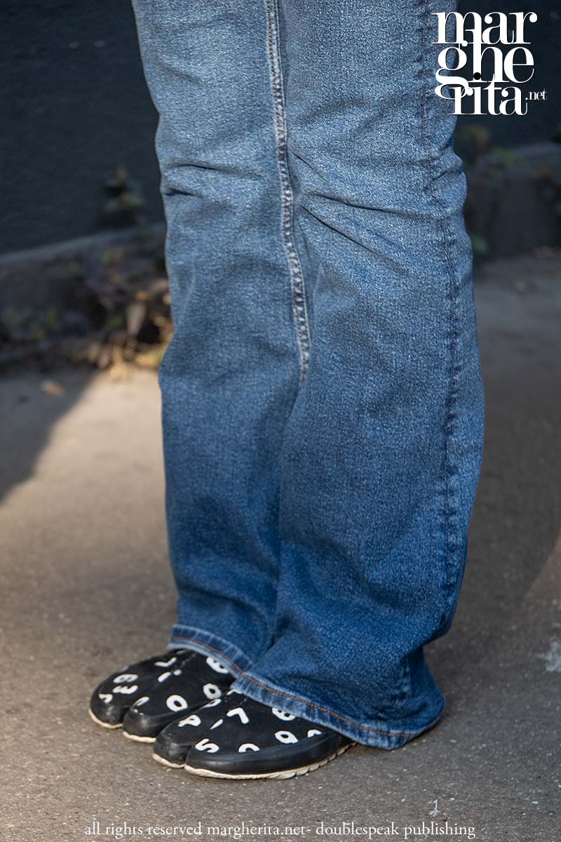 La ‘ Wrong Shoe Theory’ . Perché proprio la scarpa “sbagliata” è quella giusta - Photo Charlotte Mesman