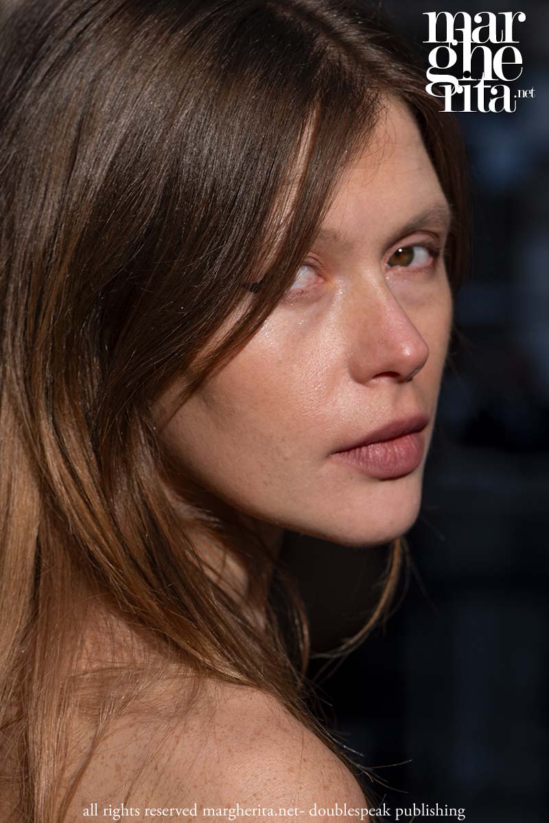 Le acconciature di Bridgerton tornano protagoniste alla Fashion Week 2026 - Photo Charlotte Mesman