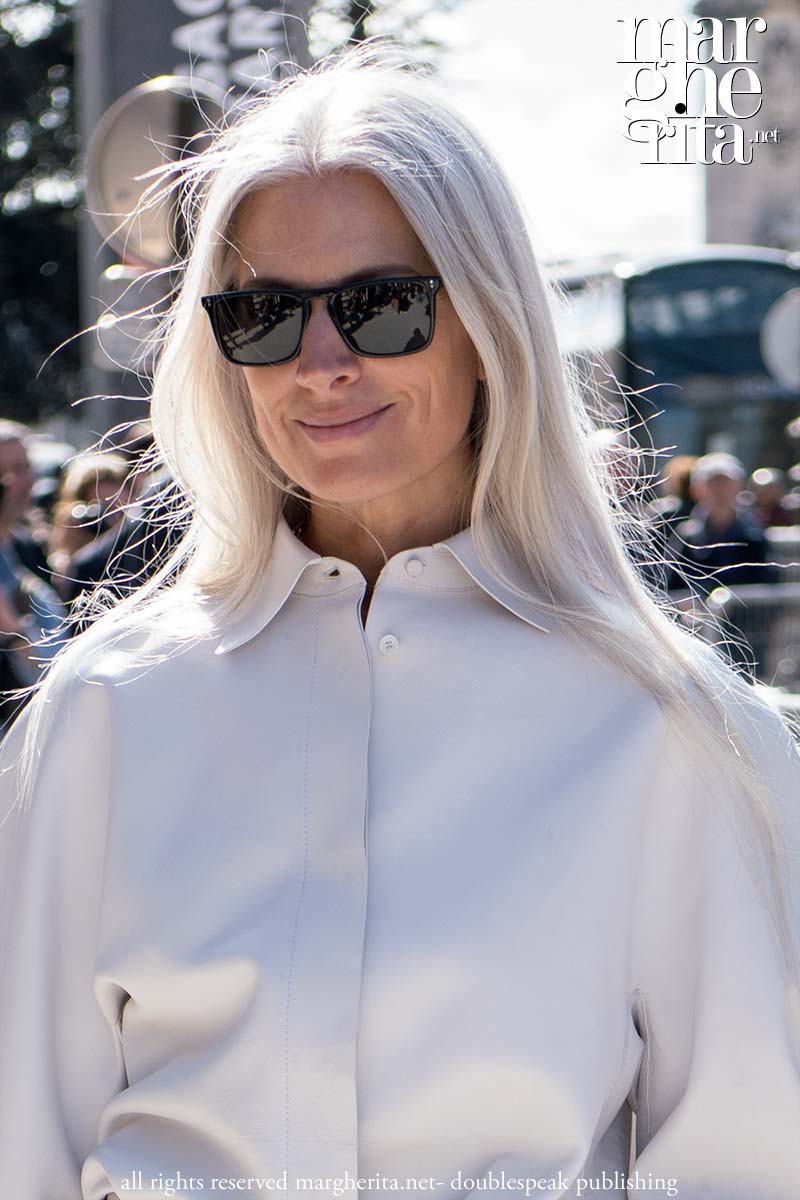 Capelli grigi nel 2026: tendenze, tagli, grey blending e cura dei capelli - Photo Charlotte Mesman