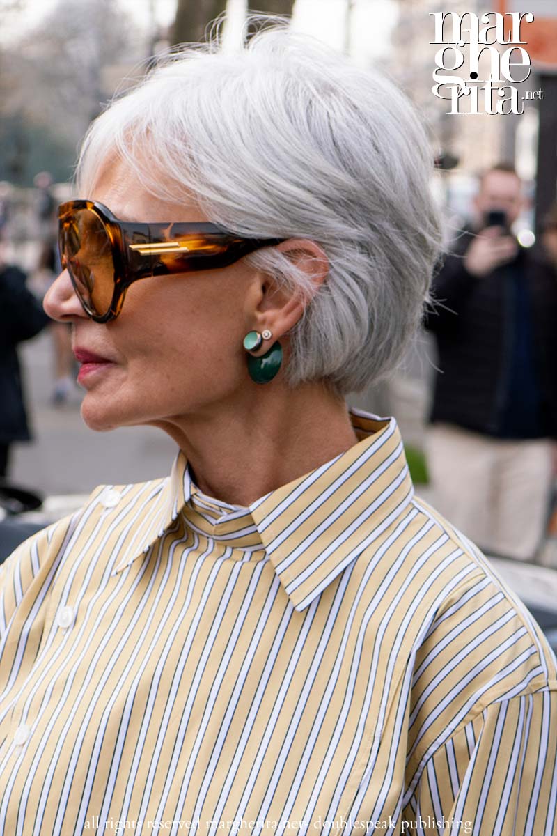 Capelli grigi nel 2026: tendenze, tagli, grey blending e cura dei capelli - Photo Charlotte Mesman