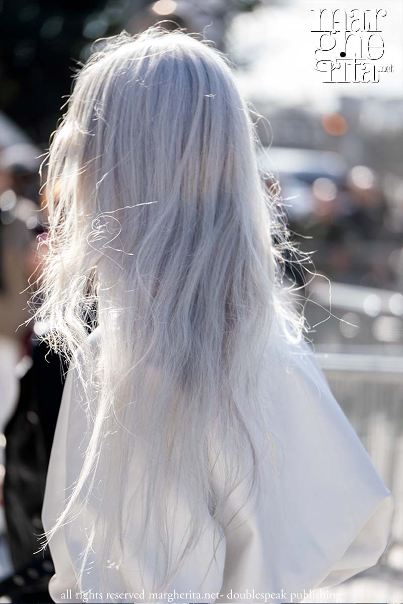 Capelli grigi nel 2026: tendenze, tagli, grey blending e cura dei capelli - Photo Charlotte Mesman
