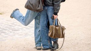 Jeans extra lunghi nel 2026: perché la tendenza puddle conquista tutti - Photo Charlotte Mesman