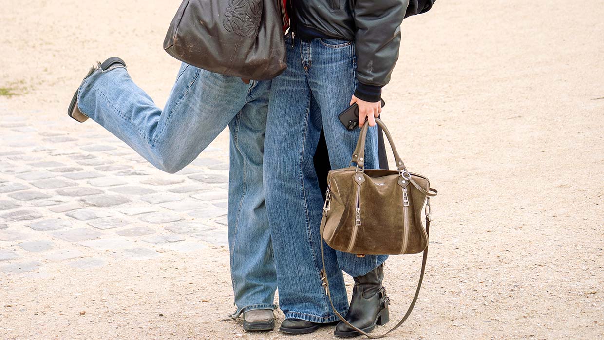 Jeans extra lunghi nel 2026: perché la tendenza puddle conquista tutti - Photo Charlotte Mesman