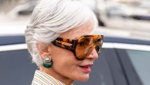 Capelli grigi nel 2026: tendenze, tagli, grey blending e cura dei capelli - Photo Charlotte Mesman