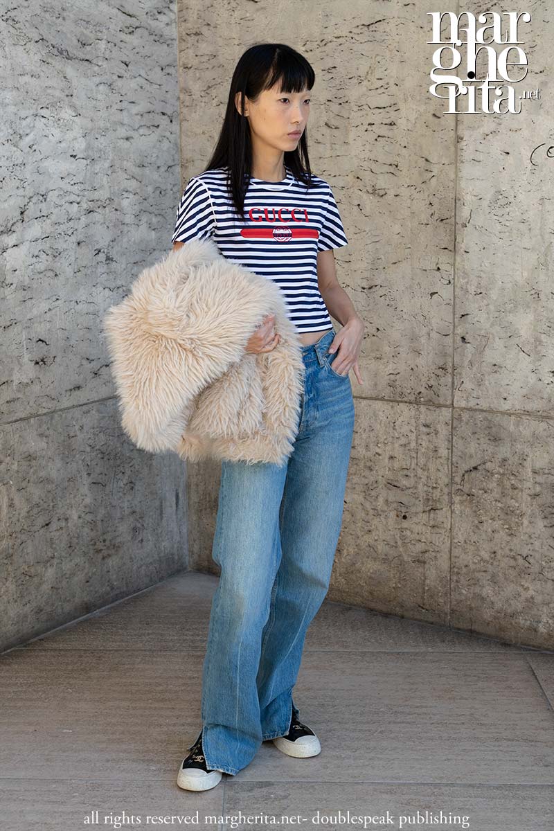 Jeans extra lunghi nel 2026: perché la tendenza puddle conquista tutti - Photo Charlotte Mesman