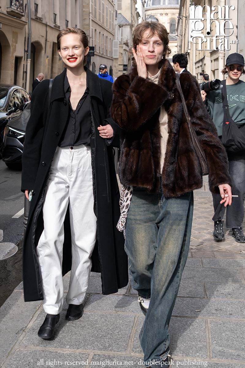 Jeans extra lunghi nel 2026: perché la tendenza puddle conquista tutti - Photo Charlotte Mesman