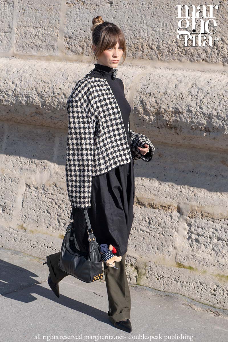 Aggiorna il tuo look primaverile 2026 con i quadretti. Tendenze moda - Photo Charlotte Mesman