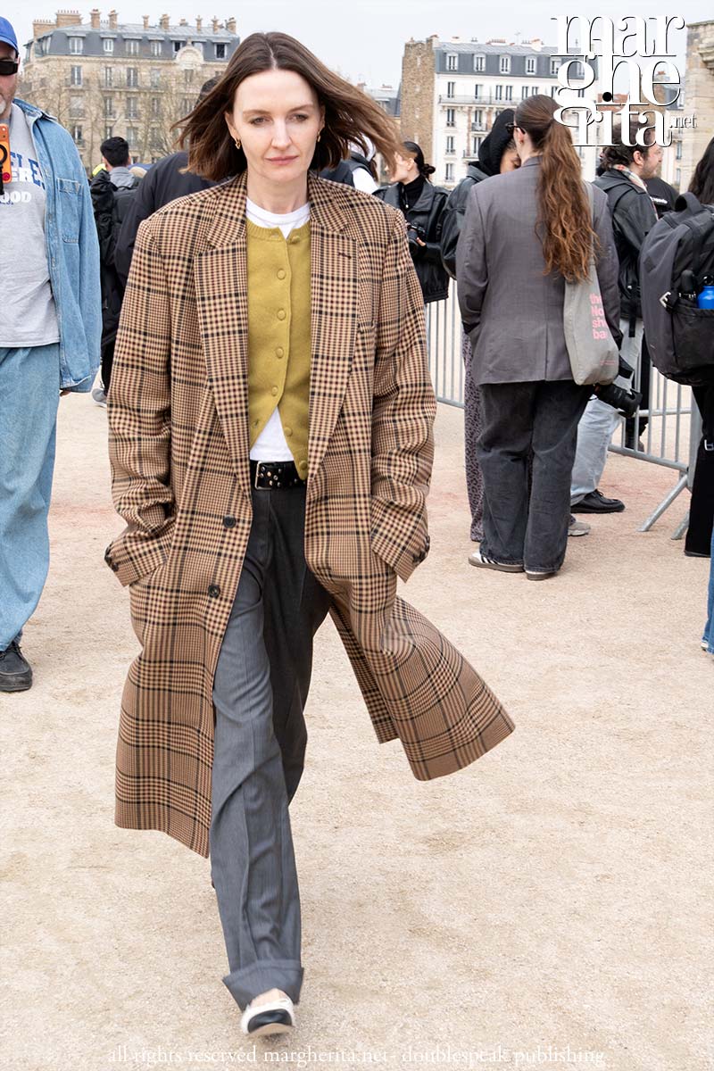 Aggiorna il tuo look primaverile 2026 con i quadretti. Tendenze moda - Photo Charlotte Mesman