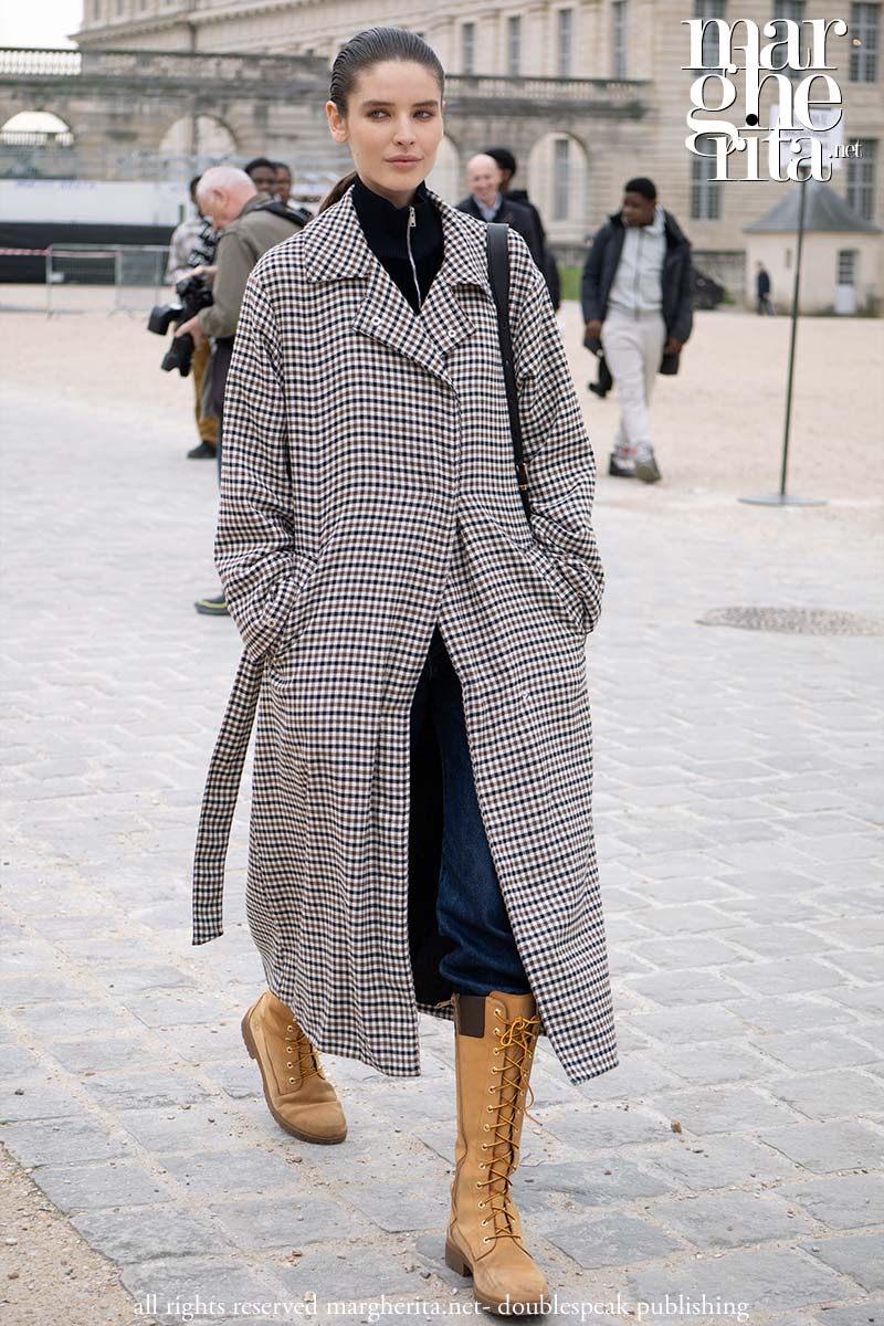 Aggiorna il tuo look primaverile 2026 con i quadretti. Tendenze moda - Photo Charlotte Mesman