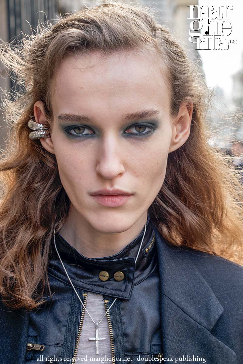 Il ritorno del make-up per l’autunno inverno 2026. Smokey eyes da Hermès - Photo ADVERSUS