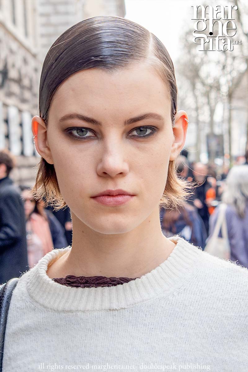 Il ritorno del make-up per l’autunno inverno 2026. Smokey eyes da Hermès - Photo ADVERSUS