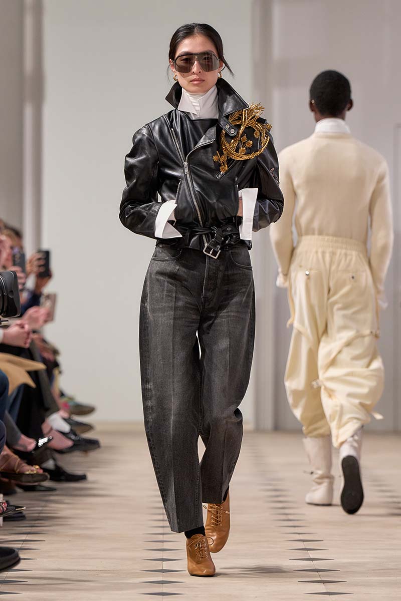 Barrel jeans 2026: i jeans che aggiornano immediatamente il look - Photo courtesy of Celine