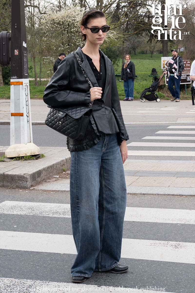 Barrel jeans 2026: i jeans che aggiornano immediatamente il look - Photo Charlotte Mesman