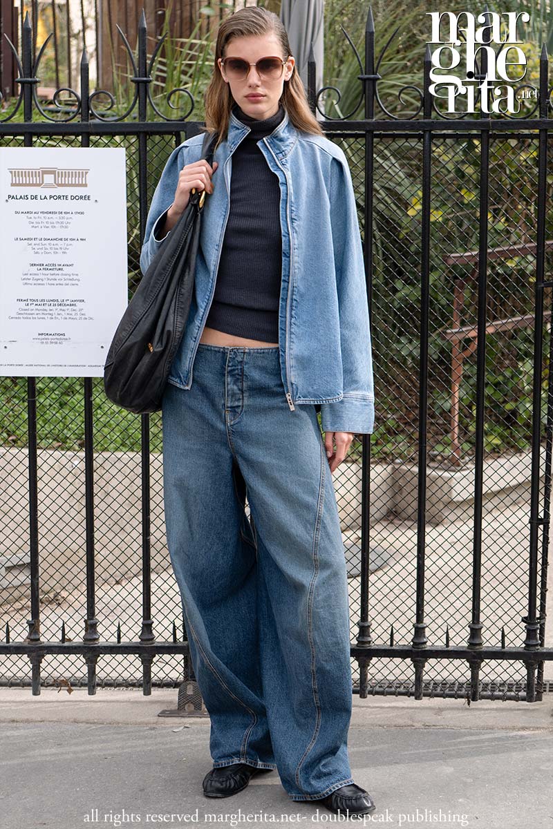 Barrel jeans 2026: i jeans che aggiornano immediatamente il look - Photo ADVERSUS