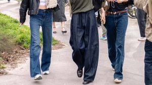 Barrel jeans 2026: i jeans che aggiornano immediatamente il look - Photo Charlotte Mesman