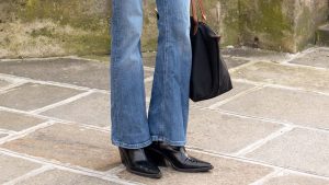 Quali scarpe indossare con i jeans bootcut nel 2026? - Photo Charlotte Mesman