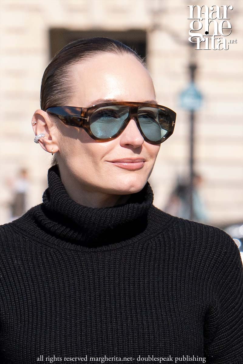 La tendenza eyewear dell’estate 2026? Maxi shield oversize con lenti colorate - Photo Charlotte Mesman