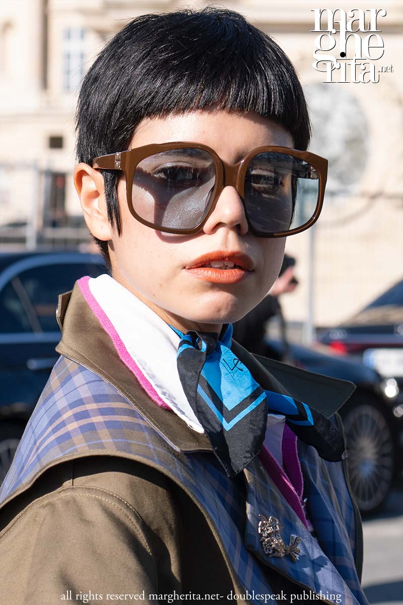 La tendenza eyewear dell’estate 2026? Maxi shield oversize con lenti colorate - Photo Charlotte Mesman