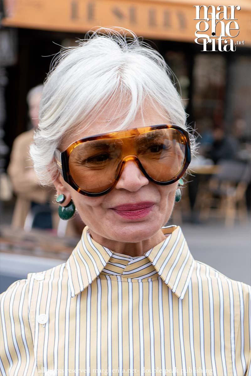 La tendenza eyewear dell’estate 2026? Maxi shield oversize con lenti colorate - Photo Charlotte Mesman