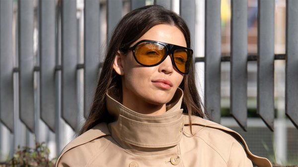 La tendenza eyewear dell’estate 2026? Maxi shield oversize con lenti colorate - Photo Charlotte Mesman