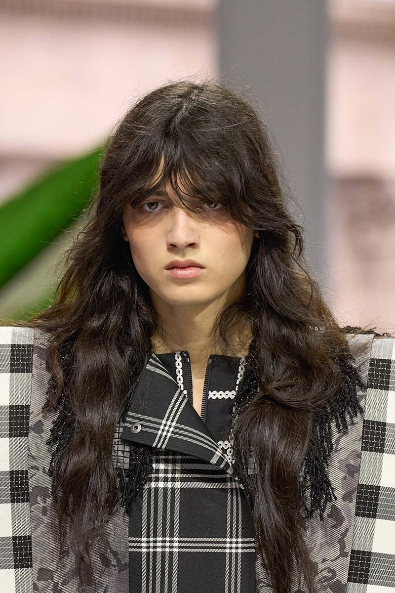 Tendenze capelli 2026: il butterfly cut lungo per un nuovo look immediato - Photo courtesy of Louis Vuitton