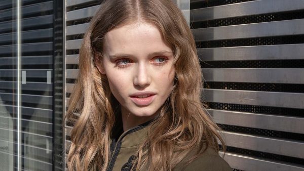 Ghost waves: la tendenza capelli disinvolta dell'estate 2026 - Photo Charlotte Mesman