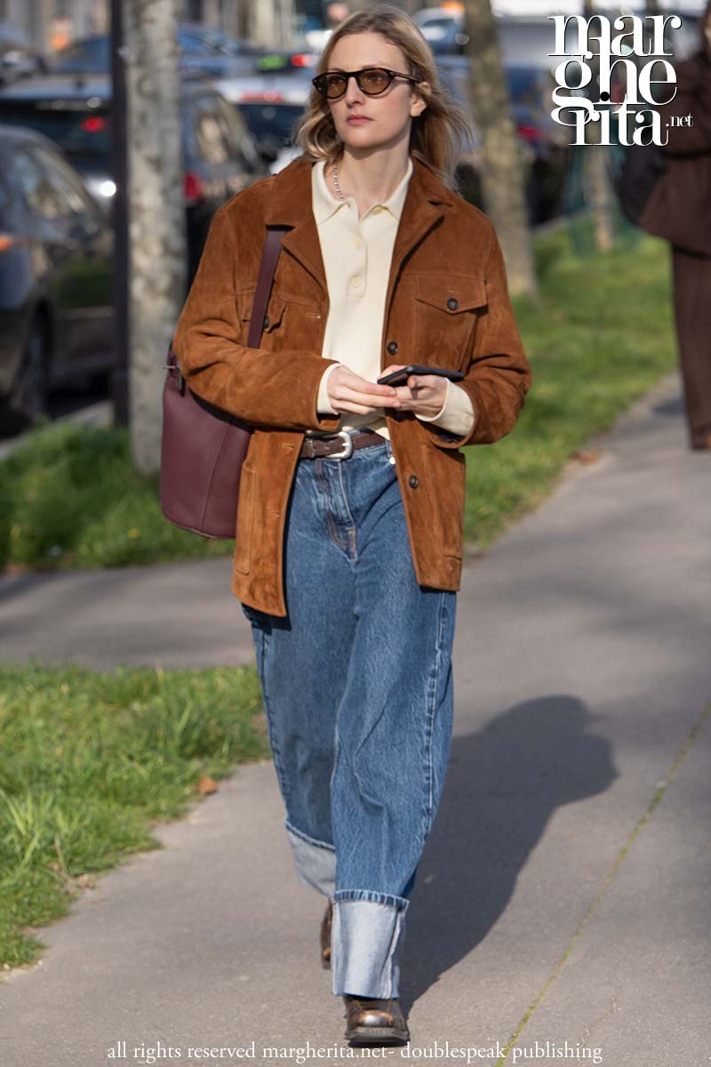I jeans con il risvolto sono l’inaspettata tendenza denim del 2026 - Photo Charlotte Mesman