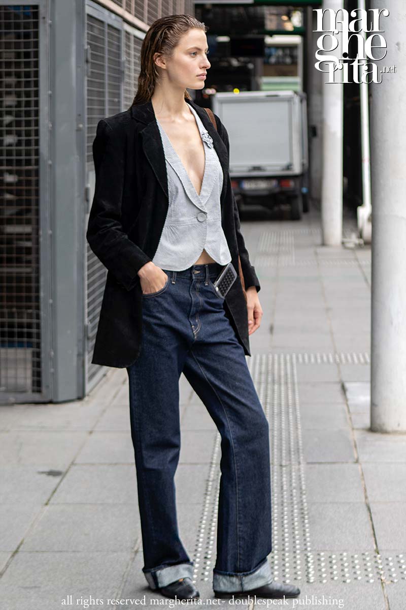 I jeans con il risvolto sono l’inaspettata tendenza denim del 2026 - Photo Charlotte Mesman