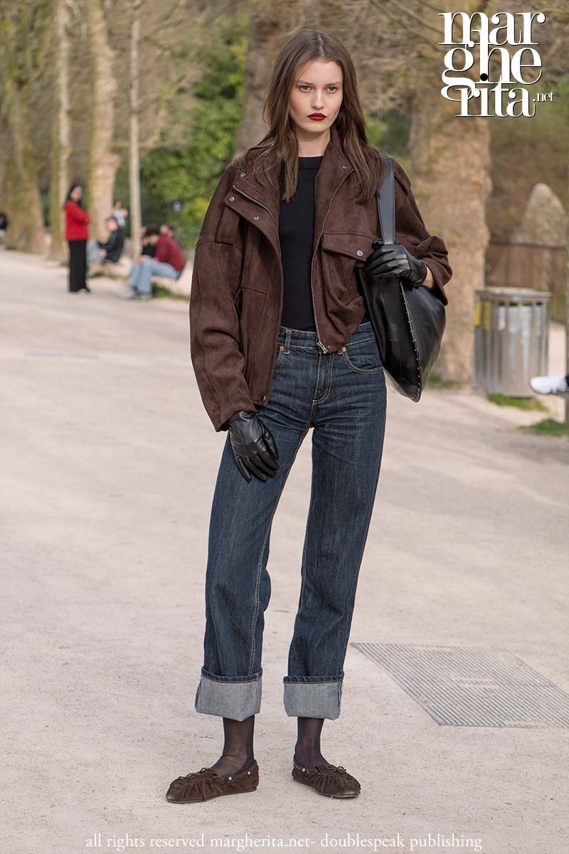 I jeans con il risvolto sono l’inaspettata tendenza denim del 2026 - Photo Charlotte Mesman