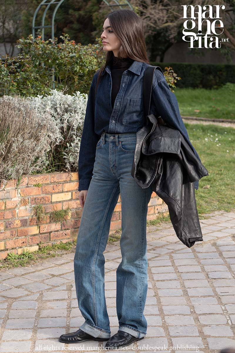 I jeans con il risvolto sono l’inaspettata tendenza denim del 2026 - Photo Charlotte Mesman