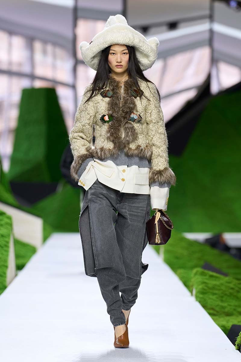 I jeans sulle passerelle autunno inverno 2026 2027: ecco le tendenze denim da conoscere - Photo courtesy of Louis Vuitton