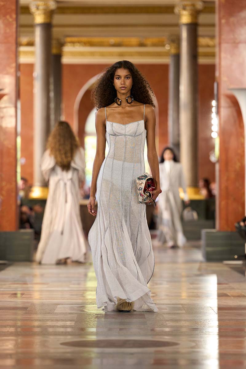 Scopri la tendenza nightie del 2026: dallo slip dress alla camicia da notte - Photo courtesy of Louis Vuitton