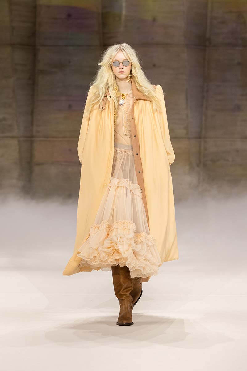 Perché il romanticismo sarà la tendenza moda dell'autunno/inverno 2026-2027 - Photo courtesy of Chloé