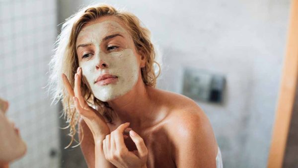 Perché le donne tra i 30 e i 40 anni stanno abbandonando la skincare anti-età - e cosa stanno facendo al suo posto
