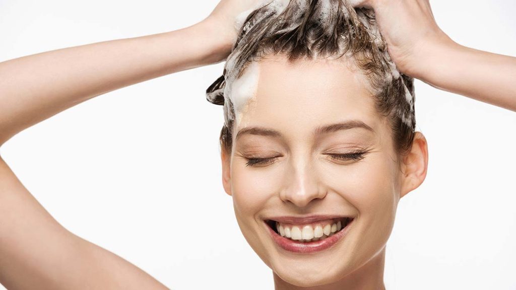 Skinification del cuoio capelluto: questa tendenza è la chiave per capelli splendidi nel 2026