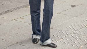 I jeans con il risvolto sono l’inaspettata tendenza denim del 2026 - Photo Charlotte Mesman