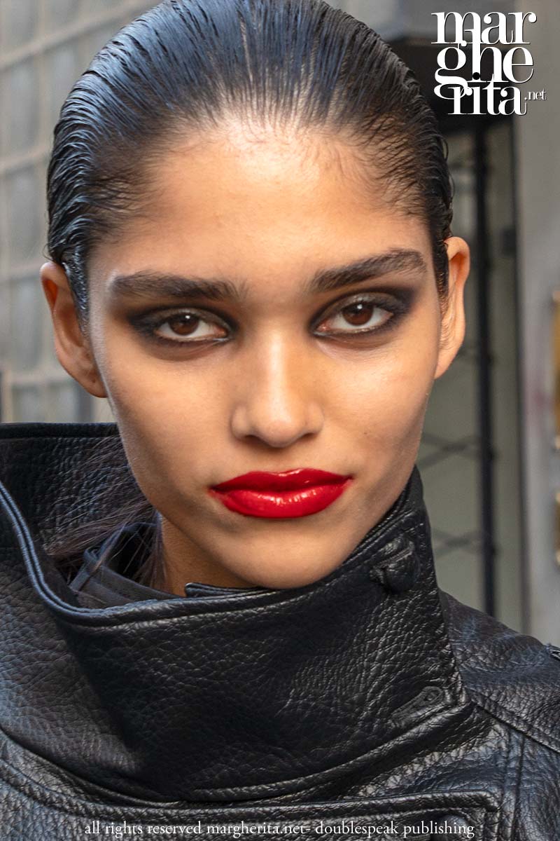 Il ritorno delle labbra scure: ecco le tendenze rossetto per l’autunno inverno 2026-2027 - Photo Charlotte Mesman