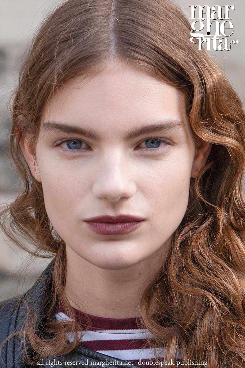 Il ritorno delle labbra scure: ecco le tendenze rossetto per l’autunno inverno 2026-2027 - Photo Charlotte Mesman