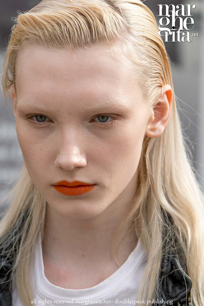 Il ritorno delle labbra scure: ecco le tendenze rossetto per l’autunno inverno 2026-2027 - Photo Charlotte Mesman